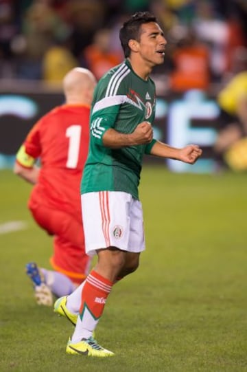 Miguel Herrera le dio la oportunidad en el amistoso ante Finlandia del 30 de octubre de 2013. Marcó el que es, hasta ahora, su único gol con la selección mayor.