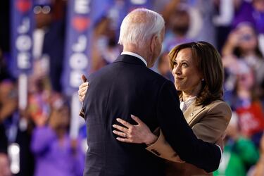 La vicepresidenta de Estados Unidos, Kamala Harris, y el presidente de Estados Unidos, Joe Biden, se saludan al final del primer día de la Convención Nacional Demócrata en el United Center el 19 de agosto en Chicago, Illinois. La convención concluyó con la aceptación de la nominación presidencial de Kamala Harris.