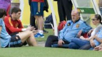 DE CHARLA. Javi Martínez, Casillas y Xavi, con el seleccionador Del Bosque, ayer en el estadio Castelao de Fortaleza, donde hoy se jugará el partido contra Italia.