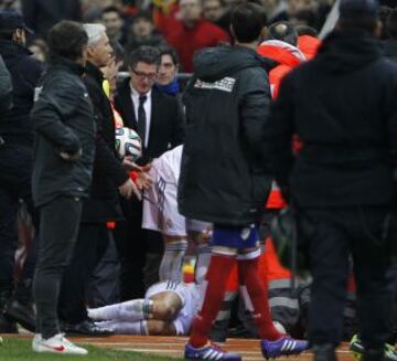 Cristiano Ronaldo en el suelo tras recibir el impacto de un mechero en la cabeza lanzado por un aficionado.