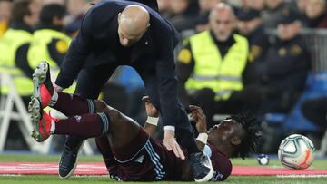 Zinedine Zidane y Joseph Aidoo chocan durante el partido entre el Real Madrid y el Celta.