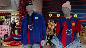 GRAFCAT2717. BARCELONA (ESPAÑA), 12/04/2024.- Una joven recorre la Barça Store de la Rambla este viernes en que el FC Barcelona ha anunciado que el primer equipo de fútbol lucirá el logotipo de la artista colombiana Karol G en la camiseta del clásico de LaLiga EA Sports que se disputará el próximo 21 de abril en el Santiago Bernabéu. El representativo corazón espinado de la artista colombiana sustituirá al logotipo de Spotify en el frontal de la zamarra azulgrana en el duelo contra el Real Madrid.EFE/ Toni Albir
