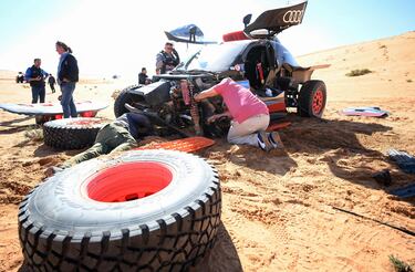 Los mecánicos de Audi reparando el vehículo de Carlos Sainz después de su accidente en la sexta etapa del Dakar 2023.