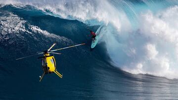 Surfeando una ola de 10 durante el Pe'ahi Challenge que se celebra en las olas gigantes de Jaws (Maui, Hawái).