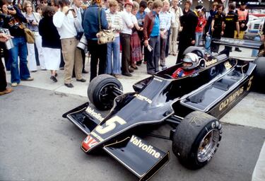 El Lotus de los finales de los 70, el conocido como el ‘coche ala’, marcó la pauta en aquellos años gracias su efecto suelo, que utilizando un canal sellado por el fondo plano del monoplaza lo pegaba literalmente al asfalto. La idea fue rápidamente copiada por el resto de la parrilla en una época marcada por la alta siniestralidad. La prohibición fue inevitable después de la muerte de Gilles Villeneuve en el GP de Bélgica de 1982 y el gravísimo accidente de otro piloto de Ferrari, Didier Pironi, durante el GP de Alemania de aquel año por culpa del denso 'spray' que generaban bajo la lluvia. "Peligrosa escalada técnica de la Fórmula 1", enumeraba entonces este periódico, descriptivo: "Un roce y ¡a volar!". 