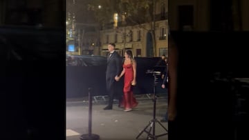 Dibu Martínez llega a la ceremonia del Balón de Oro en París y lo reciben con pifias: en Francia no lo olvidan