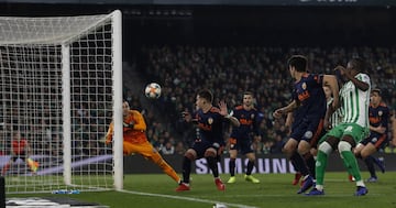 Que en una parábola increíble se dirige directamente a la portería del Valencia.