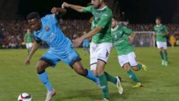 Kaptoum disputa el bal&oacute;n con Curro durante el Villanovense - F.C. Barcelona de Copa del Rey.