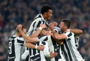 Soccer Football - Serie A - Juventus vs AC Milan - Allianz Stadium, Turin, Italy - March 31, 2018 Juventus' Sami Khedira celebrates with team mates after scoring their third goal