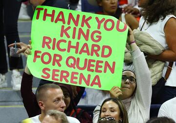 Entre los casi 24.000 espectadores, pudieron verse en las gradas numerosas caras conocidas que no quisieron perderse el primer partido de Serena Williams en el US Open.
