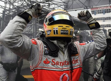 El piloto inglés de McLaren-Mercedes se alzó con su primer campeonato mundial tras el Gran Premio de Brasil donde tenía a Felipe Massa de rival. Se convirtió con 23 años en el piloto más joven en proclamarse campeón.