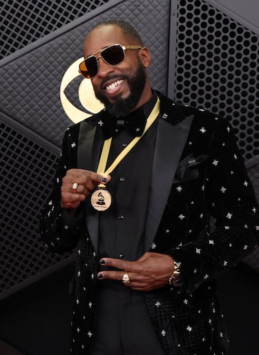 Marius Tilton posa en la alfombra roja. 