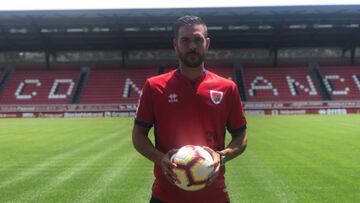 Pichu Atienza posa como nuevo jugador del CD Numancia.