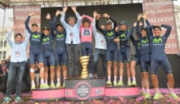 Nairo Quintana lo celebra con su equipo. 