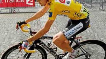 <b>CAMPEÓN VIGENTE. </b>Carlos Sastre delante del Arco del Triunfo.