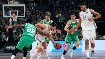 Facundo Campazzo, presionado por la defensa del Panathinaikos.