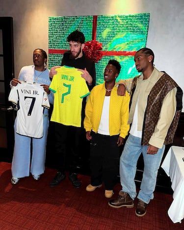 El delantero brasileño del Real Madrid, Vinicius, y el base del equipo de la NBA, Oklahoma City Thunder, Shai Gilgeous-Alexander, posan con los jugadores de Oklahoma, Jalen Williams y Chet Holmgren. 
