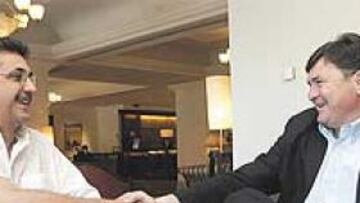 <b>CON SU AYUDANTE. </b>Camacho, con su ayudante García Remón que está en la Eurocopa cómo ojeador del club y elaborará informes de jugadores.