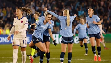 Soccer Football - Women's Champions League - Quarter Final - First Leg - Manchester City v Chelsea - Manchester City Academy Stadium, Manchester, Britain - March 19, 2025 Manchester City's Vivianne Miedema celebrates scoring their second goal with teammates Action Images via Reuters/Jason Cairnduff