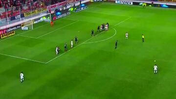 Matías Fernández estuvo cerca de anotar con estos tiros libres