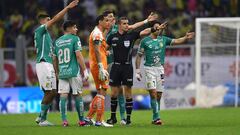 Fernándo Hernández discute con jugadores de León durante el partido vs. América en el Clausura 2023.