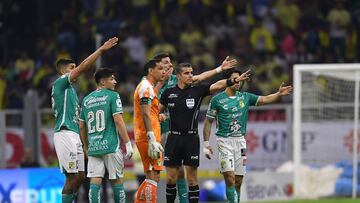 Fernándo Hernández discute con jugadores de León durante el partido vs. América en el Clausura 2023.