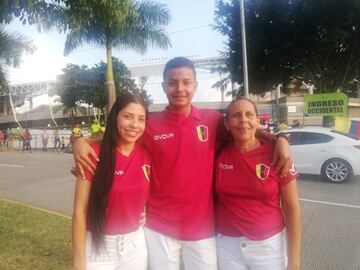 Los aficionados acuden al estadio Hernán Ramírez Villegas para el partido de Colombia frente a Venezuela por la cuarta fecha del Torneo Preolímpico.