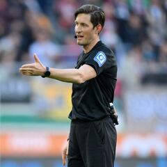 El árbitro del Augsburg-Mainz se equivoca y pide perdón en directo