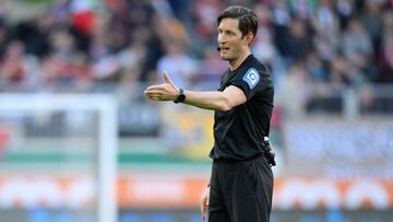 El árbitro del Augsburg-Mainz se equivoca y pide perdón en directo
