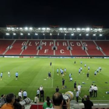 El Atlético se entrenó ayer en el escenario del partido, el estadio Georgios Karaiskakis. Los jugadores se ejercitaron bajo la atenta mirada de Simeone y sus ayudantes.