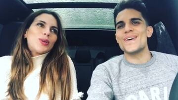 Marc Bartra y Melissa Jim&eacute;nez cantando en el coche.