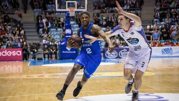 Thad McFadden entra para anotar ante el Monbus Obradoiro.