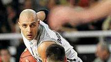 <B>UN GENIO DE 34 AÑOS.</B> Djordjevic (tocado) y el Madrid se la juegan ante el Kinder Bolonia.