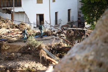 Dos agentes de la Guardia Civil trabajan en una zona afectada, a 30 de octubre de 2024, en Letur, Albacete.