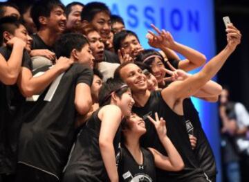 Stephen Curry se hace un selfie jugadores Sub-18 de Japón