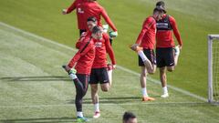 Fernando Torres y Antoine Griezmann, ayer en el &uacute;ltimo entrenamiento del Atl&eacute;tico de Madrid antes de medirse al Levante. 