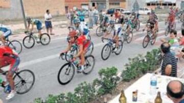 <b>ENTUSIASMO. </b>La etapa de ayer, entre Algemesí y Hellín , se caracterizó por todo el público que asistió a los diferentes puntos por los que pasaba el recorrido.