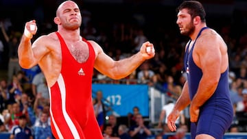 Artur Taymazov celebra su vcitoria ante Davit Modzmanashvili en la final de lucha libre en los Juegos Ol&iacute;mpicos de Londres.