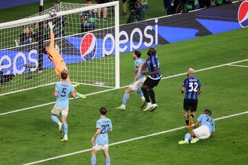 En una jugada de carambola, Federico Dimarco remata dos veces, el primero al  larguero y el segundo lo desvía su compañero Lukaku.