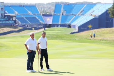 Gareth Bale y Colin Montgomerie observan el primer green. 