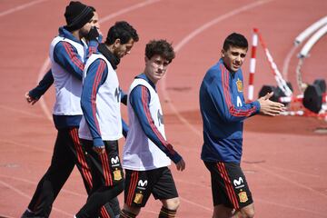 Odriozola, Rodri, Parejo, Diego Costa y Rodrigo entrenado al entrenamiento. 