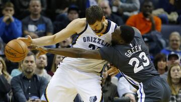 MEM14. MEMPHIS (EE.UU.), 10/12/2016.- El espa&ntilde;ol Marc Gasol (i) de Memphis Grizzlies defiende un bal&oacute;n ante Draymond Green (d) de Golden State Warriors hoy, s&aacute;bado 10 de diciembre de 2016, durante un juego de la NBA en el FedExForum en Memphis (EE.UU.). EFE/Mike Brown