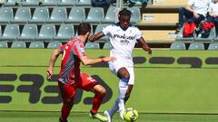 Cremona (Italy), 01/04/2023.- Atalanta's Duvan Zapata (R) and Cremonese's Matteo Bianchetti in action during the Italian Serie A soccer match between US Cremonese and Atalanta B.C. at Giovanni Zini stadium in Cremona, Italy, 01 April 2023. (Italia) EFE/EPA/FILIPPO VENEZIA
