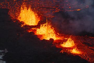 Un primer plano del segmento activo sur de la fisura original del volcán activo en Grindavik, en la península de Reykjanes, Islandia. 