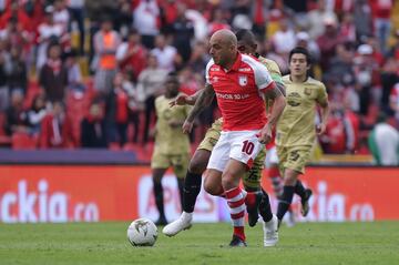 Ídolo de Independiente Santa Fe y quizás una leyenda viviente del equipo cardenal. El argentino llegó en 2009 y empezó su gran historia que lo convirtió en uno de los más ganadores con nueve títulos. El más inolvidable y con el que está grabado en los hinchas santafereños es la Copa Sudamericana.