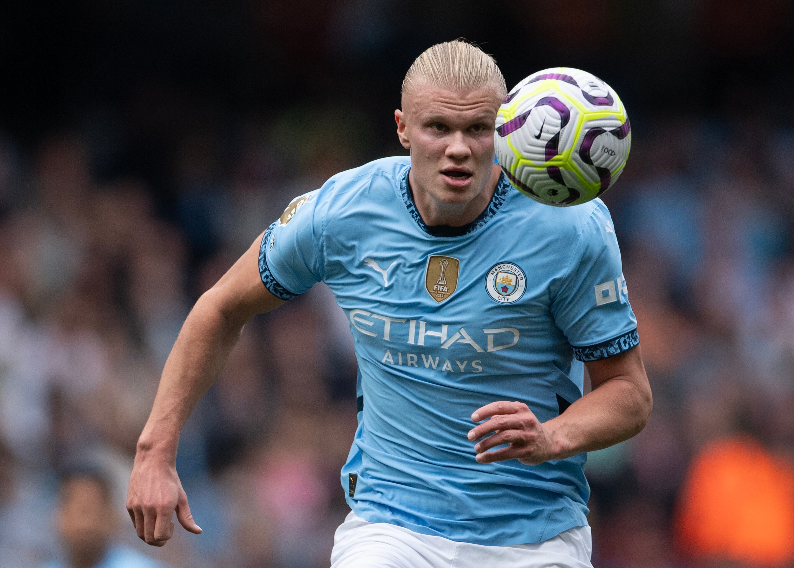 Erling Holland ya es uno de los nombres más importantes del fútbol mundial y está preparado para ganar el premio en un futuro no muy lejano. El joven 'Android' noruego de 24 años ya suma 270 goles entre clubes y selecciones. En 2023, fue nombrado Jugador del Año por la UEFA y Bota de Oro, y en su palmarés figuran 2 Premier League y una Champions League.