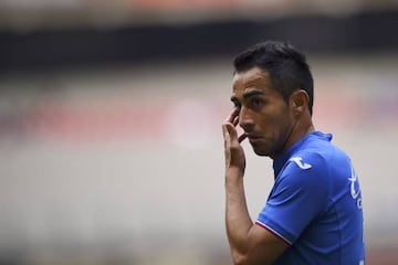 Rafael Baca disputando un partido con Cruz Azul en la cancha del Estadio Azteca durante el Clausura 2019.