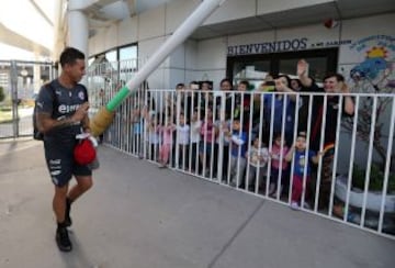 Eduardo Vargas le regaló saludos y risas a los pequeños.