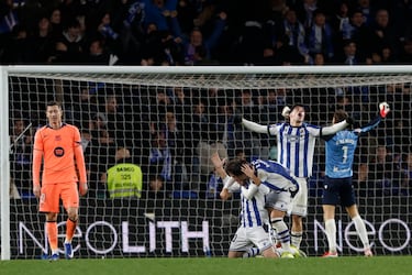 Los jugadores de la Real Sociedad celebran la victoria con el pitido final del encuentro.