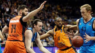 GRAFCVA3874. BERLÍN, 12/04/2019.- Los jugadores del Valencia Basket, Bojan Dubljevic (i) y Will Thomas, tratan de detener el avance de los del Alba Berlín, Luke Sikma y Dennis Clifford, durante el segundo partido de la final de la Eurocopa que disputan esta tarde en el Mercedes Benz Arena. EFE/Juan Carlos Cárdenas